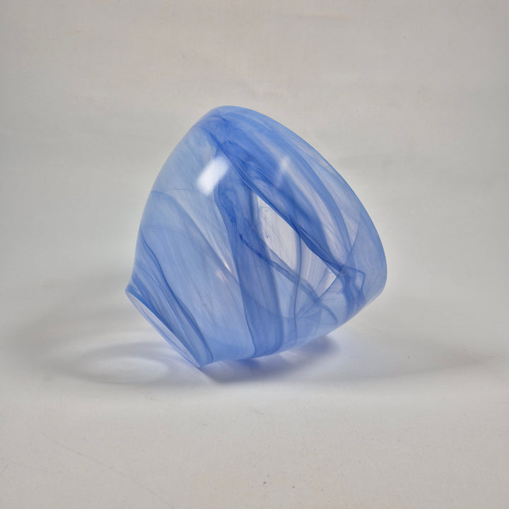 Blå glasvas med svepande mönster