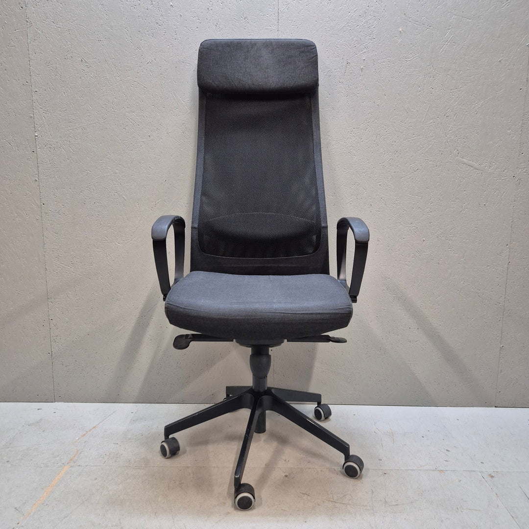 Ergonomisk kontorsstol i svart mesh