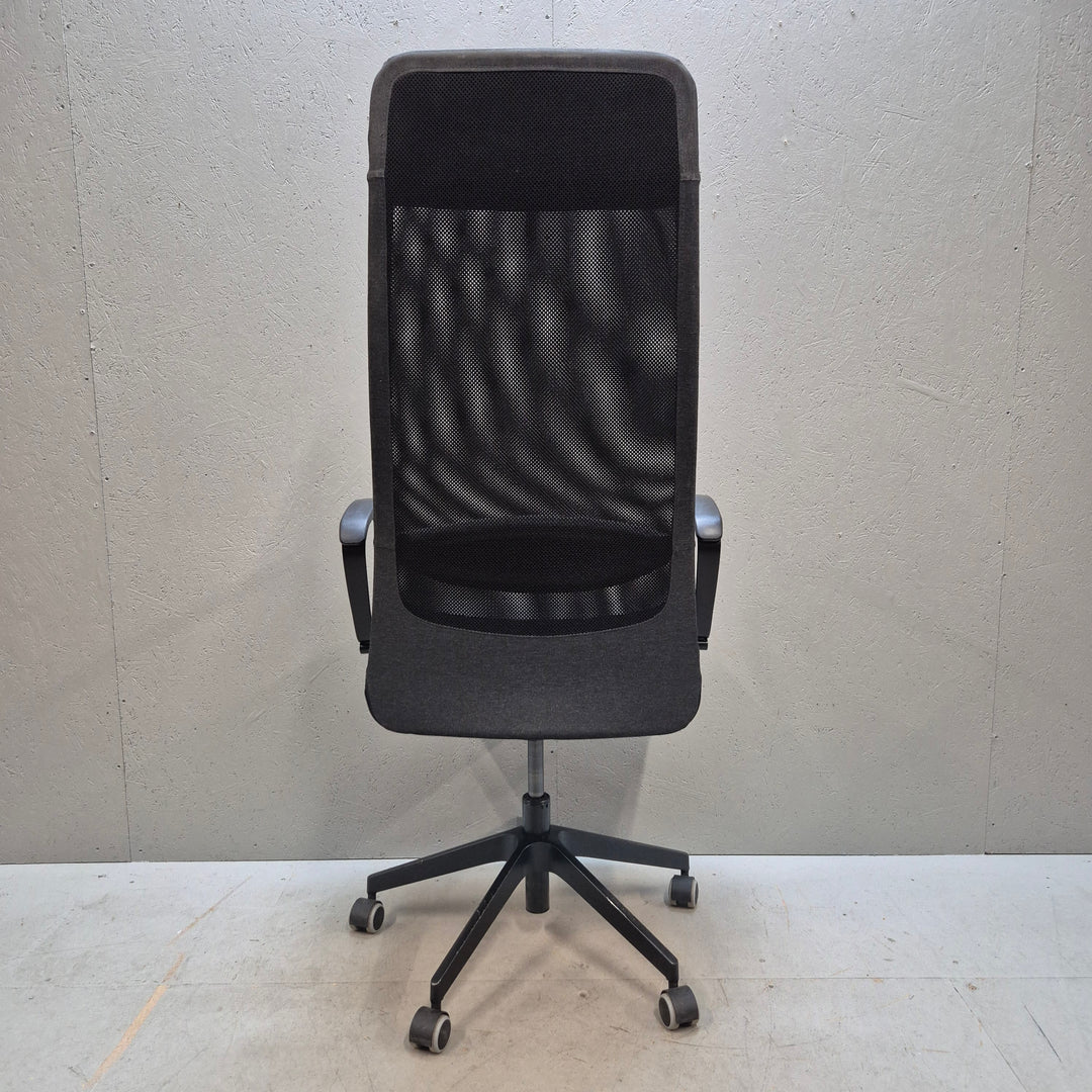 Ergonomisk kontorsstol i svart mesh