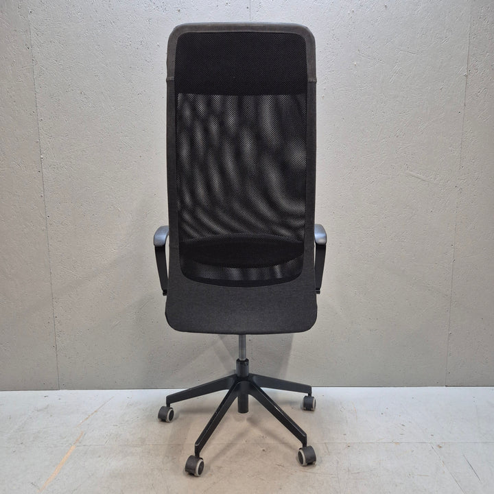 Ergonomisk kontorsstol i svart mesh