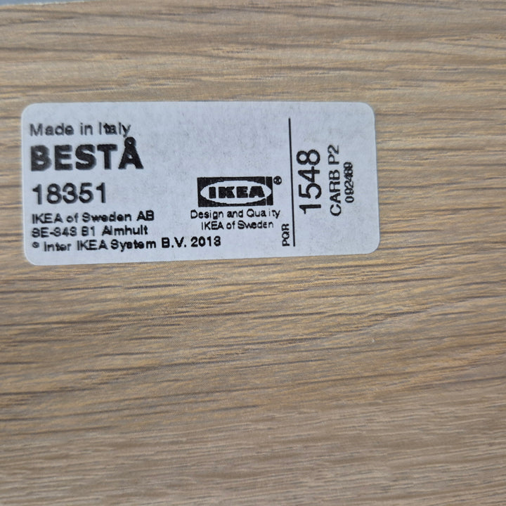 Modern TV-bänk i ljus ek med förvaring