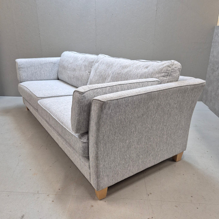 Elegant grå soffa i modern stil