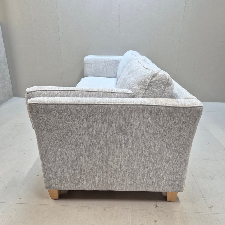 Elegant grå soffa i modern stil