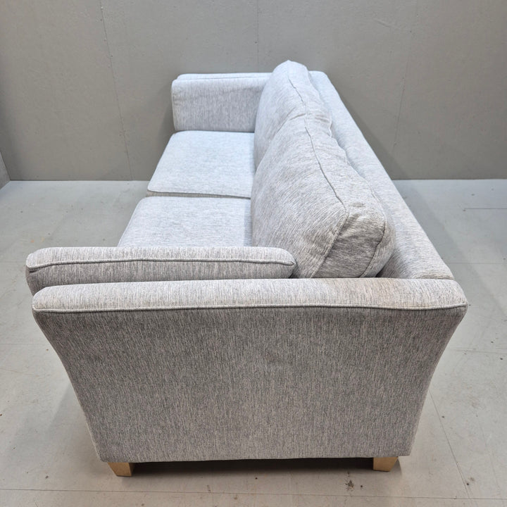 Elegant grå soffa i modern stil