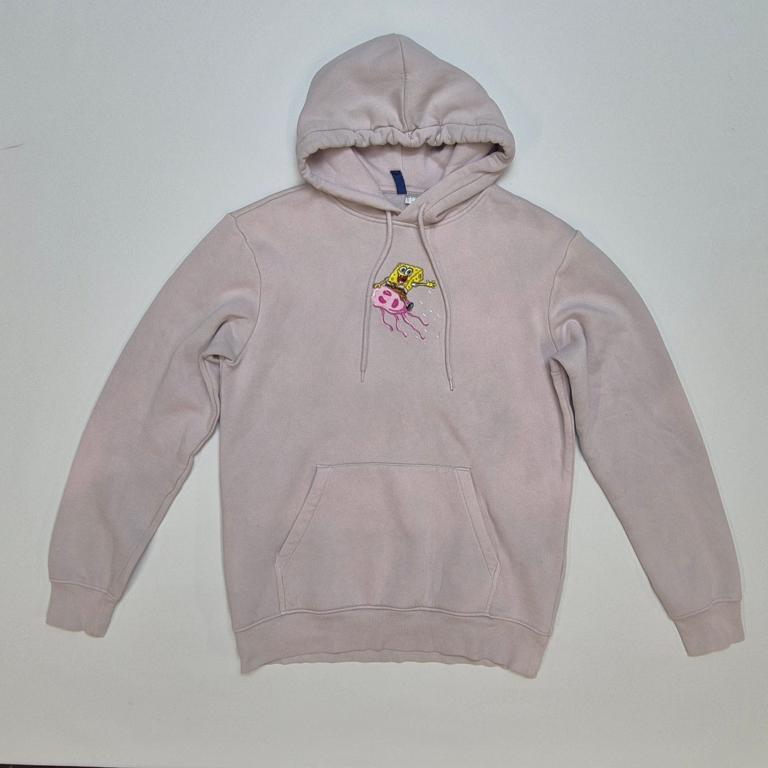 Rosa hoodie med astronautbroderi från Divided