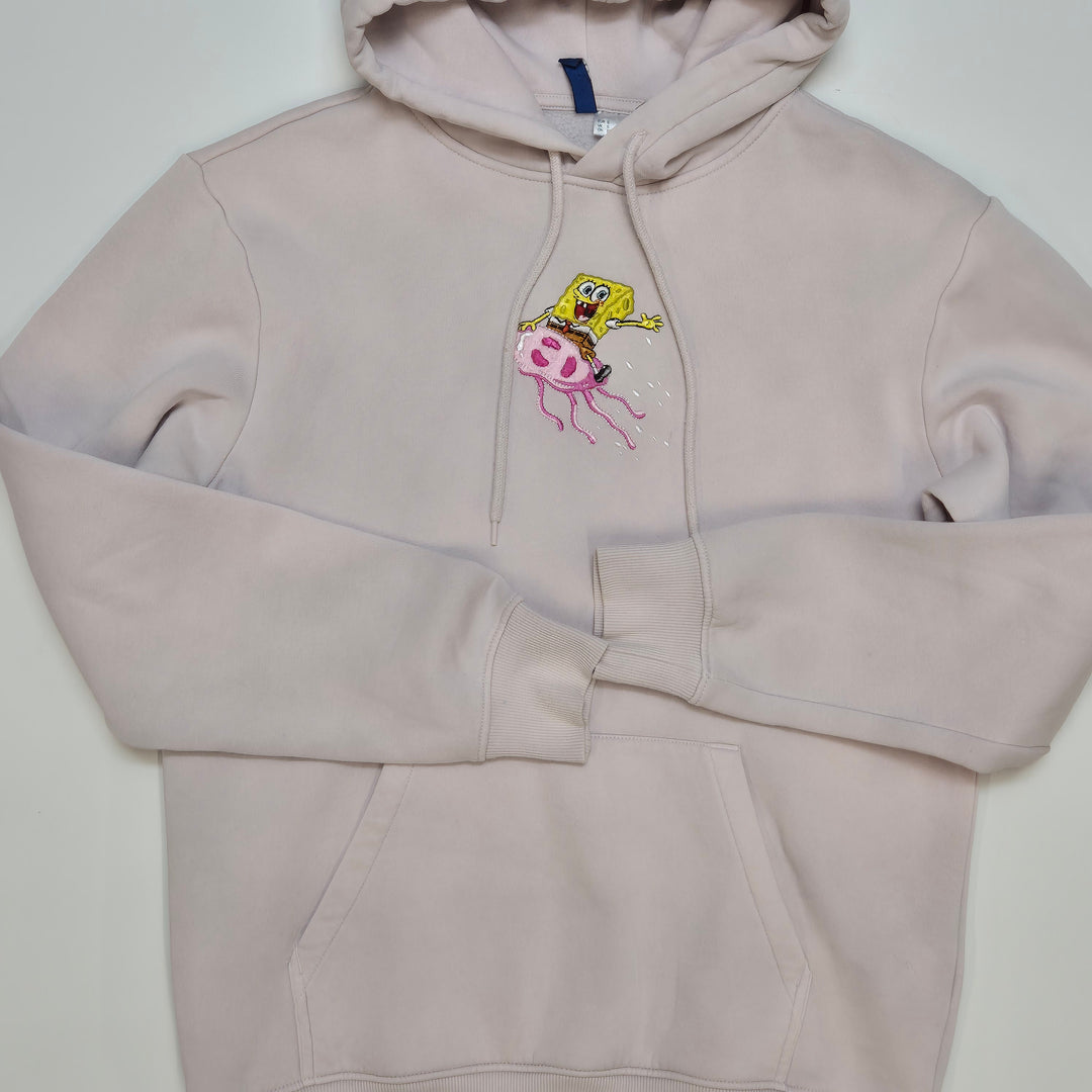 Rosa hoodie med astronautbroderi från Divided