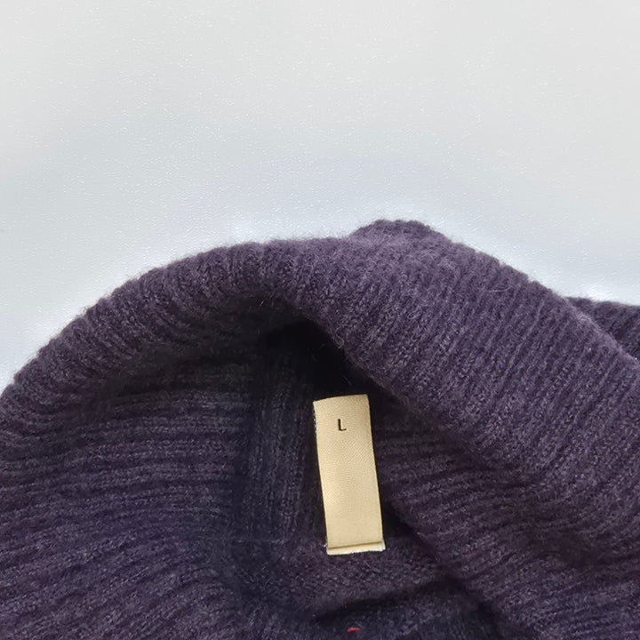 Elegant lila stickad tröja med rullkrage