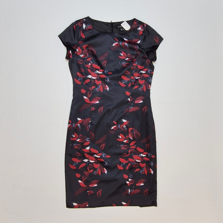 Elegant klänning med blommotiv från Boohoo