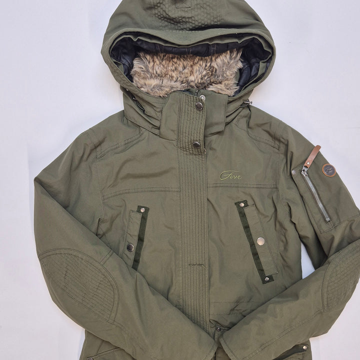 Grön vinterjacka med pälskrage från Fjällräven