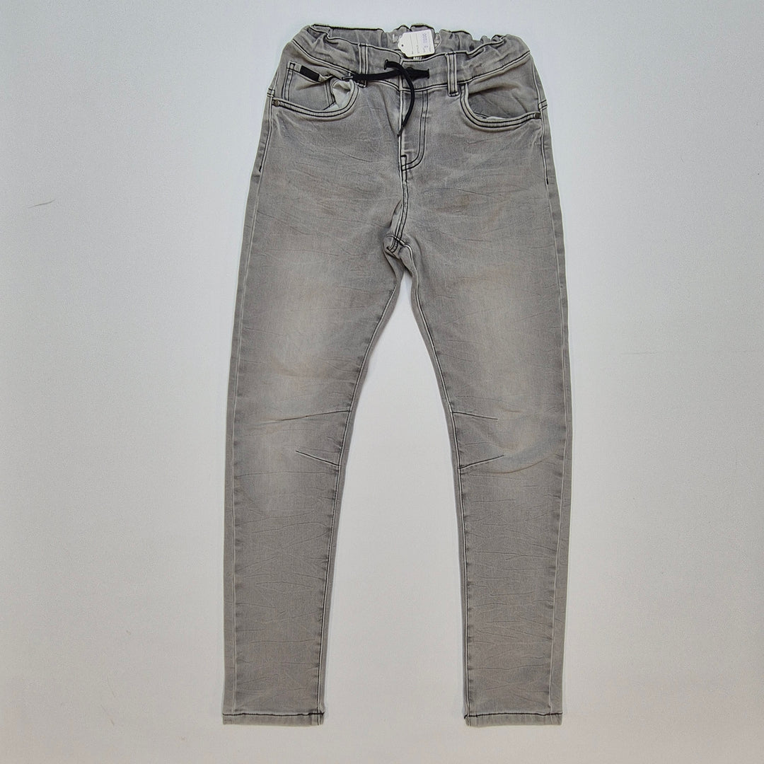 Grå slitna jeans med hög midja