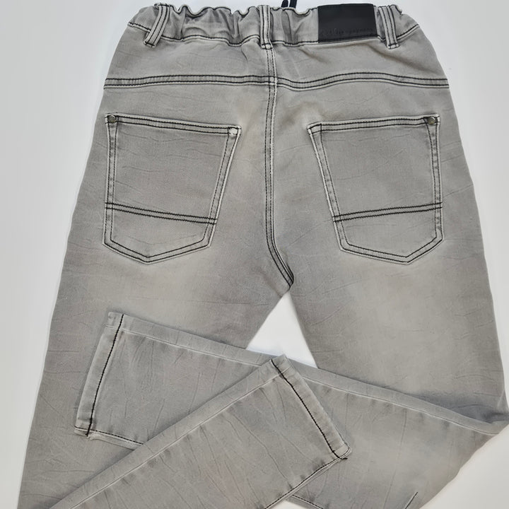 Grå slitna jeans med hög midja