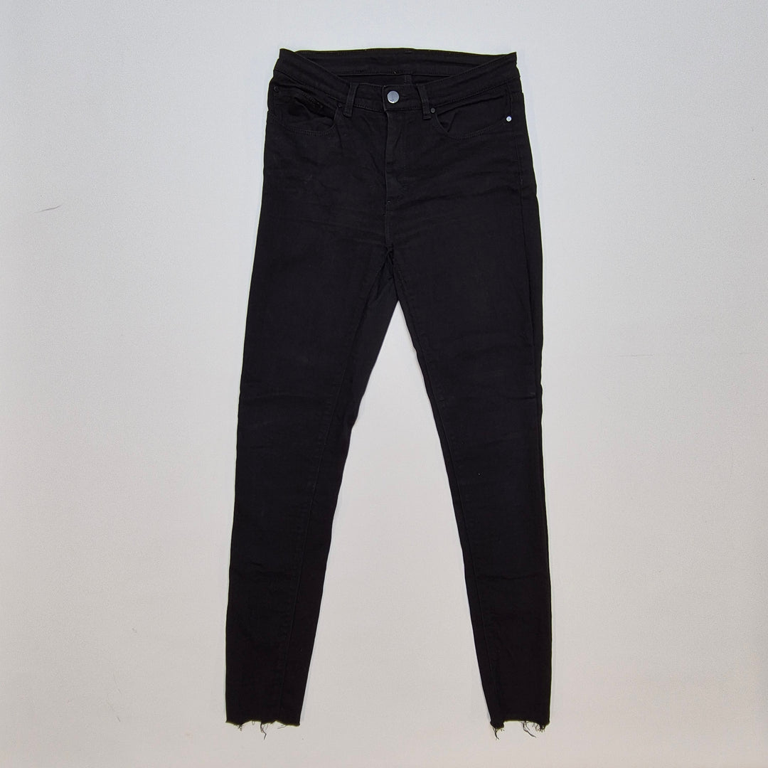 Svarta jeans med slitna detaljer