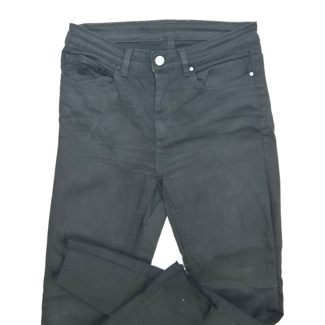 Svarta jeans med slitna detaljer