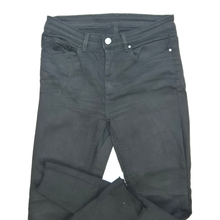 Svarta jeans med slitna detaljer