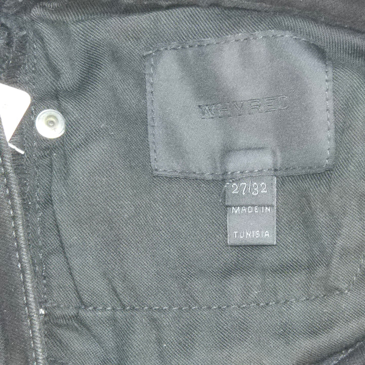 Svarta jeans med slitna detaljer