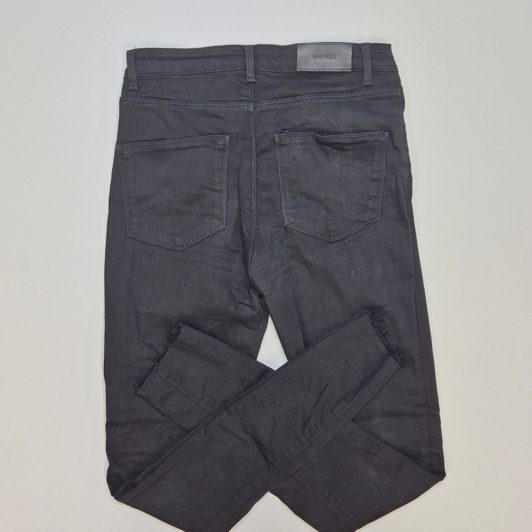 Svarta jeans med slitna detaljer