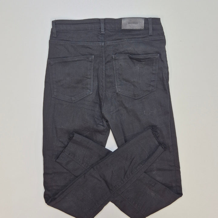 Svarta jeans med slitna detaljer