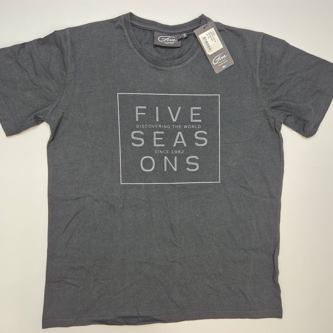 Svart T-shirt med text "Five Seasons"