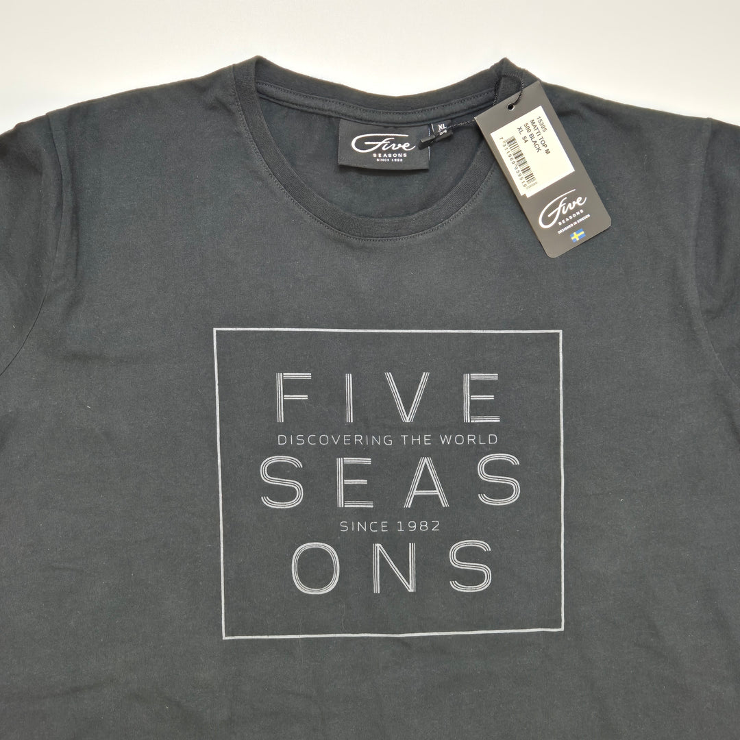 Svart T-shirt med text "Five Seasons"