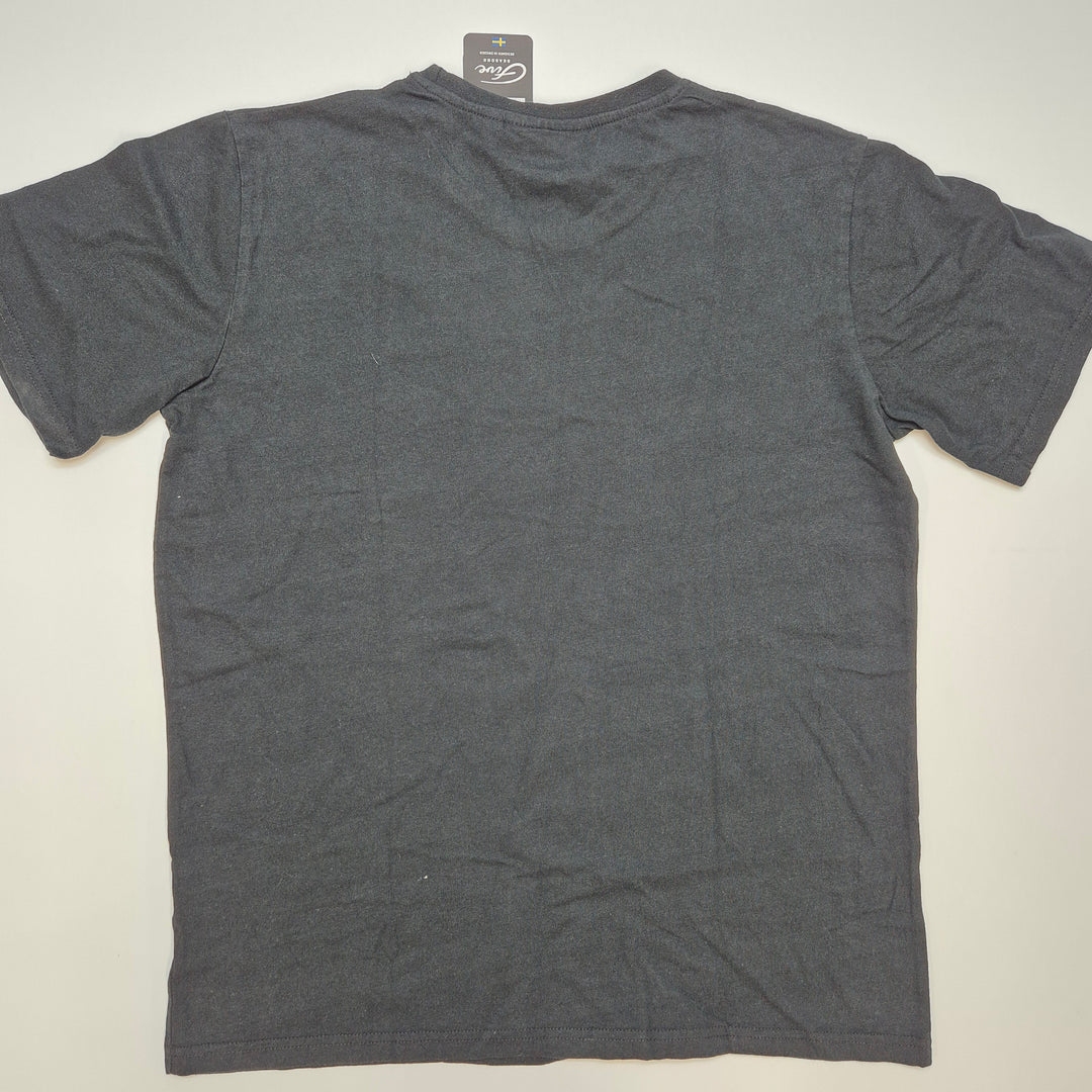 Svart T-shirt med text "Five Seasons"