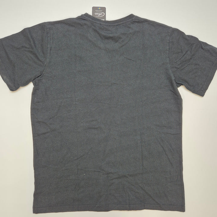 Svart T-shirt med text "Five Seasons"