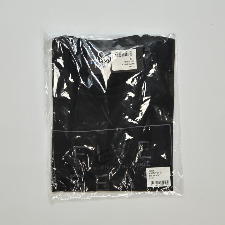 Svart T-shirt med text "Five Seasons"