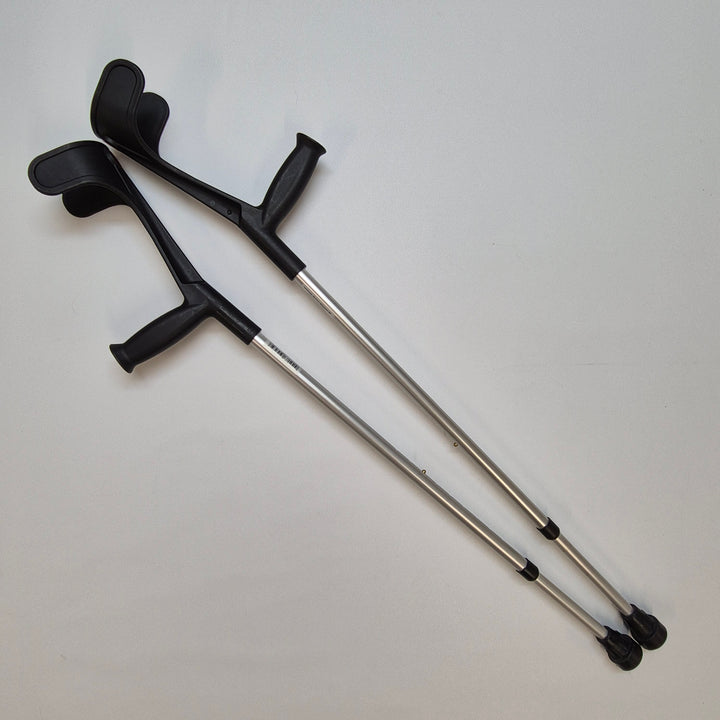 Svarta justerbara kryckor i aluminium