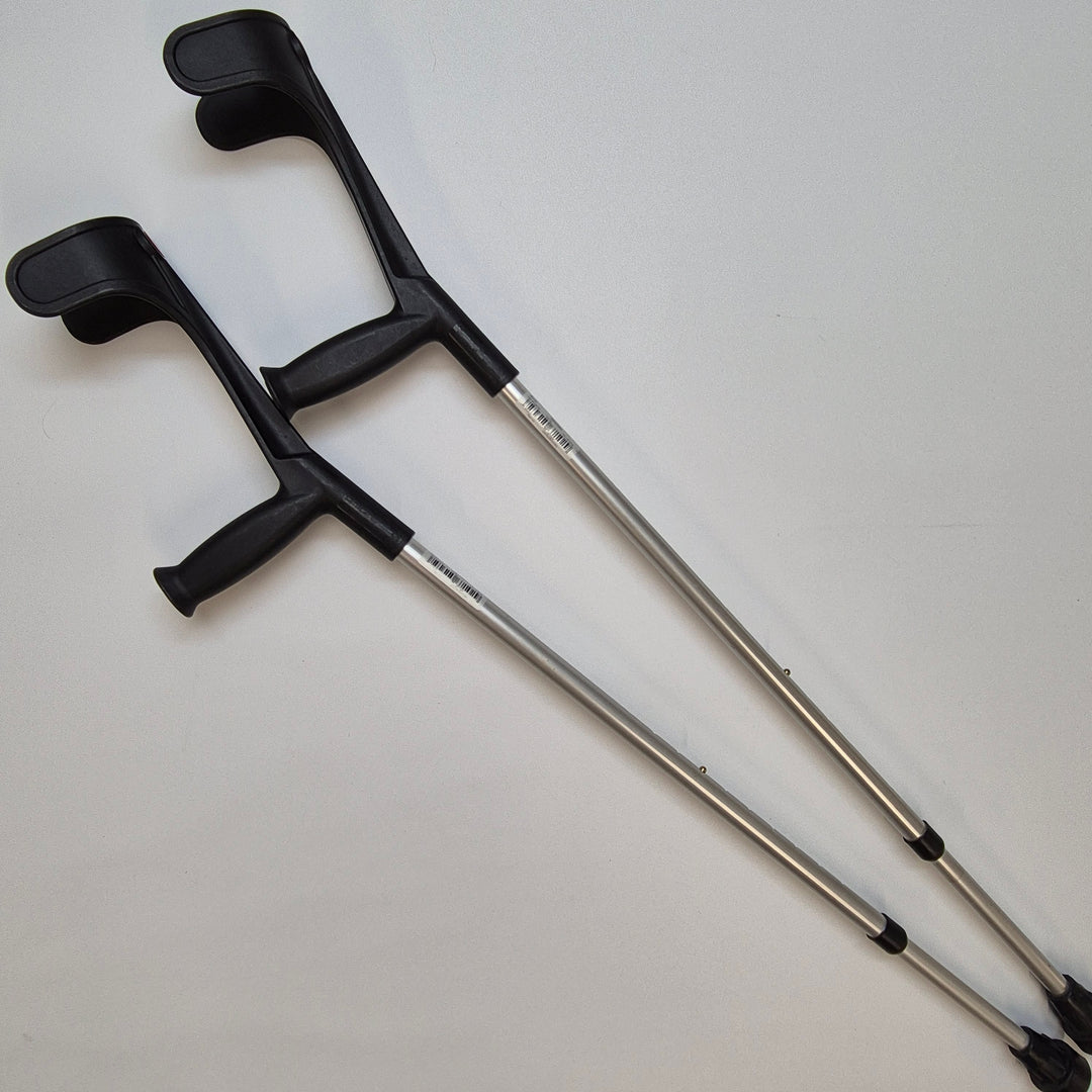 Svarta justerbara kryckor i aluminium
