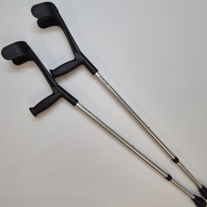 Svarta justerbara kryckor i aluminium