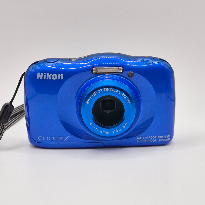 Kompakt blå Nikon digitalkamera vattentålig