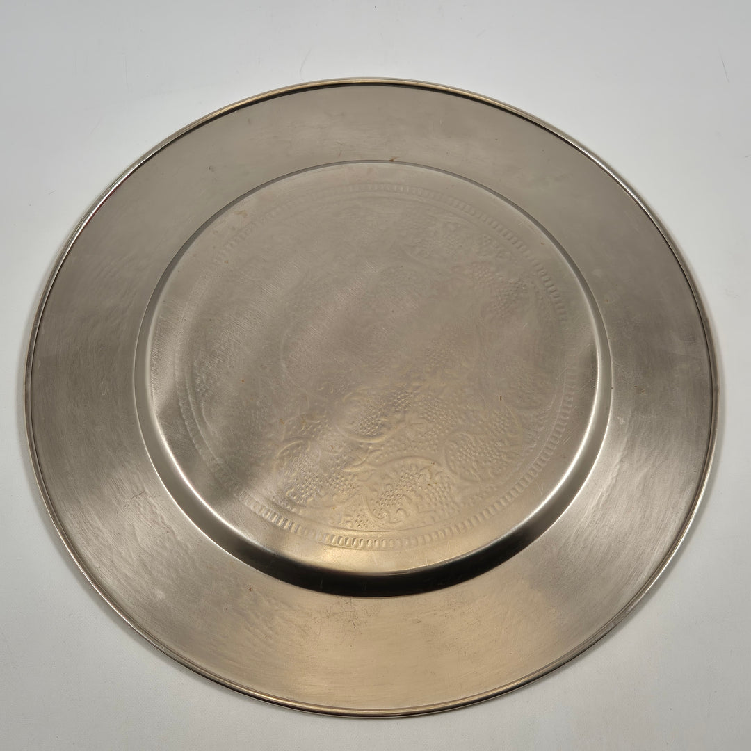 Retro metallbricka med intrikat mönster