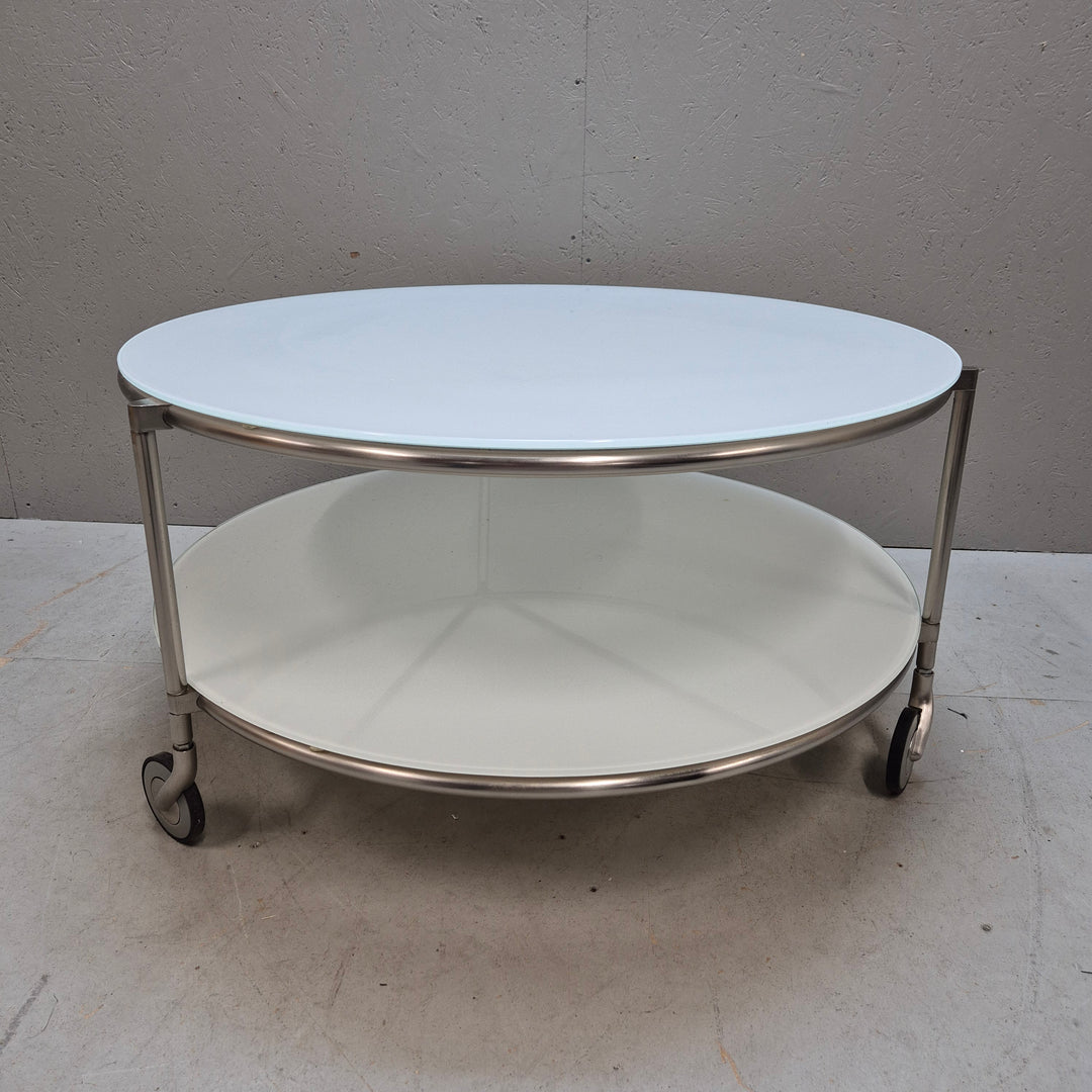 Stilrent vitt rullbord med metallkant