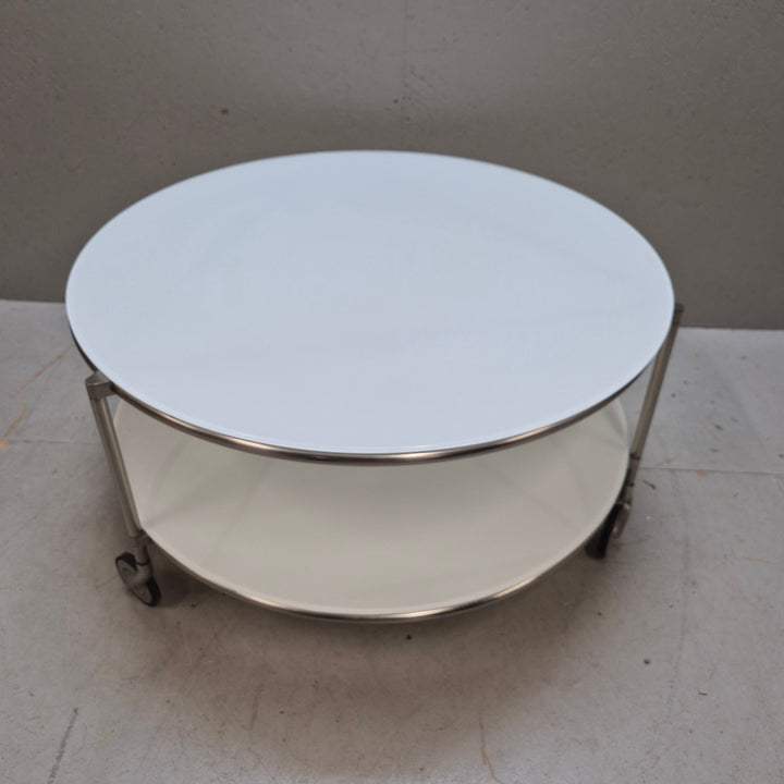 Stilrent vitt rullbord med metallkant