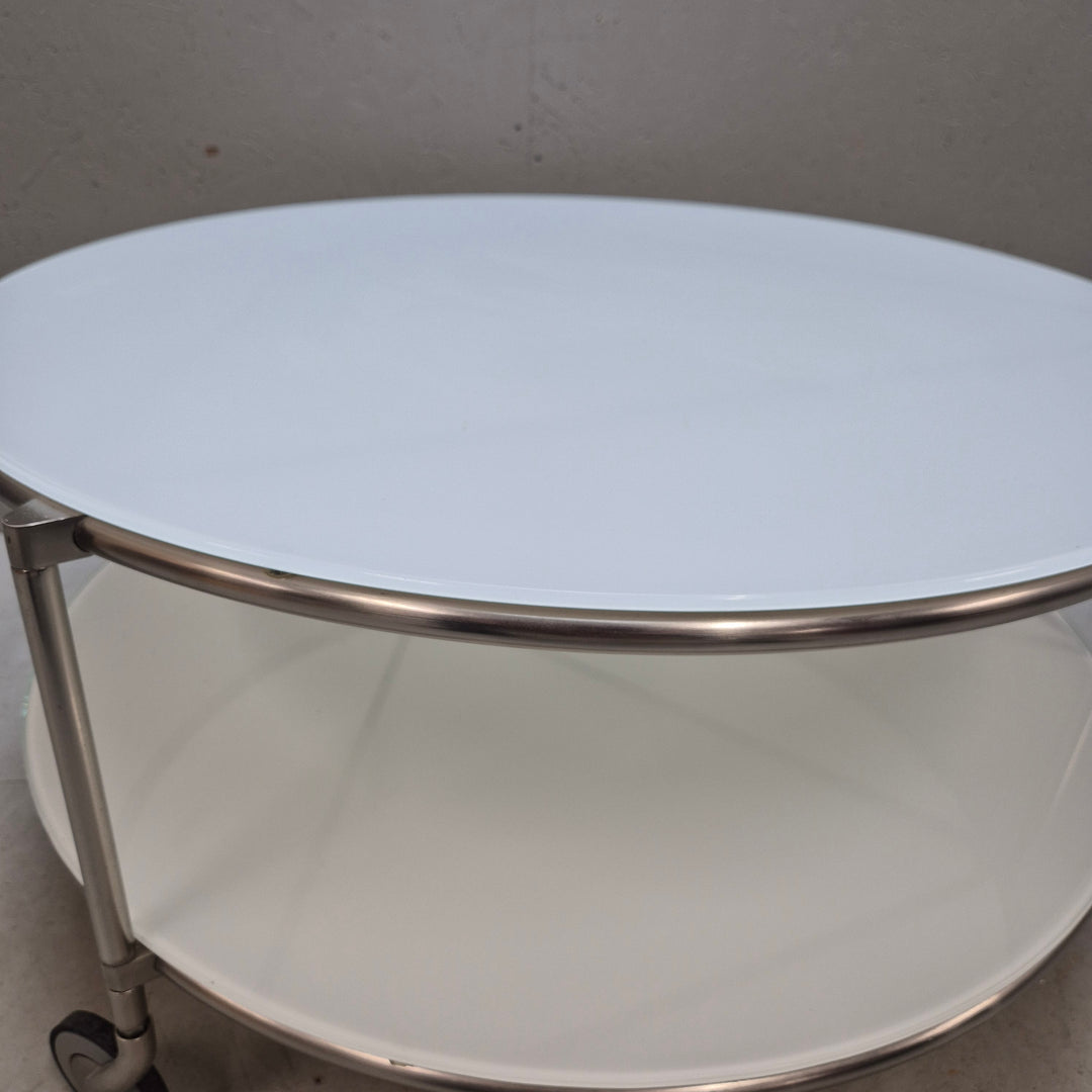 Stilrent vitt rullbord med metallkant