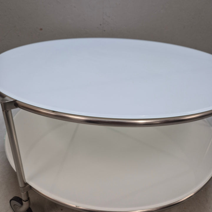 Stilrent vitt rullbord med metallkant