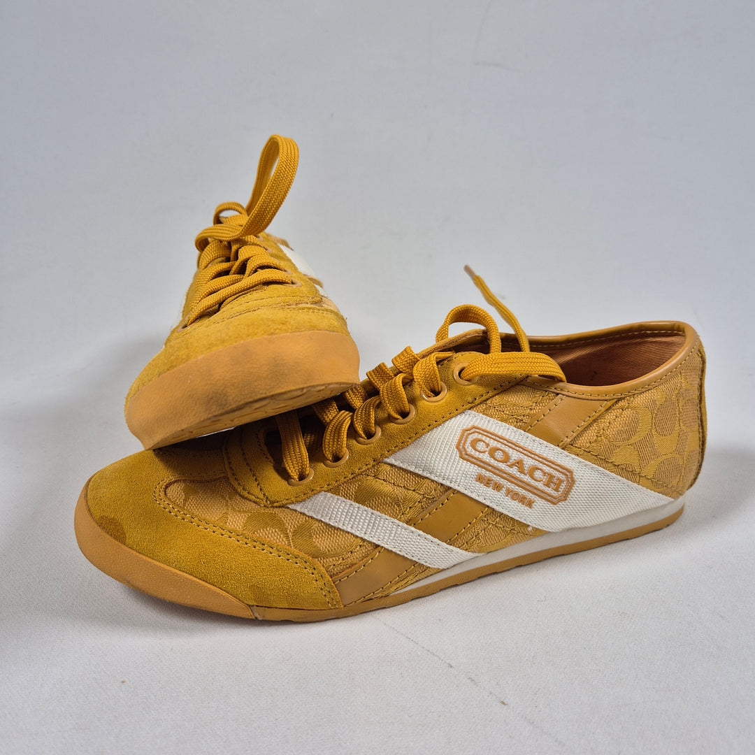 Senapsgula retrosneakers i mocka från Coach