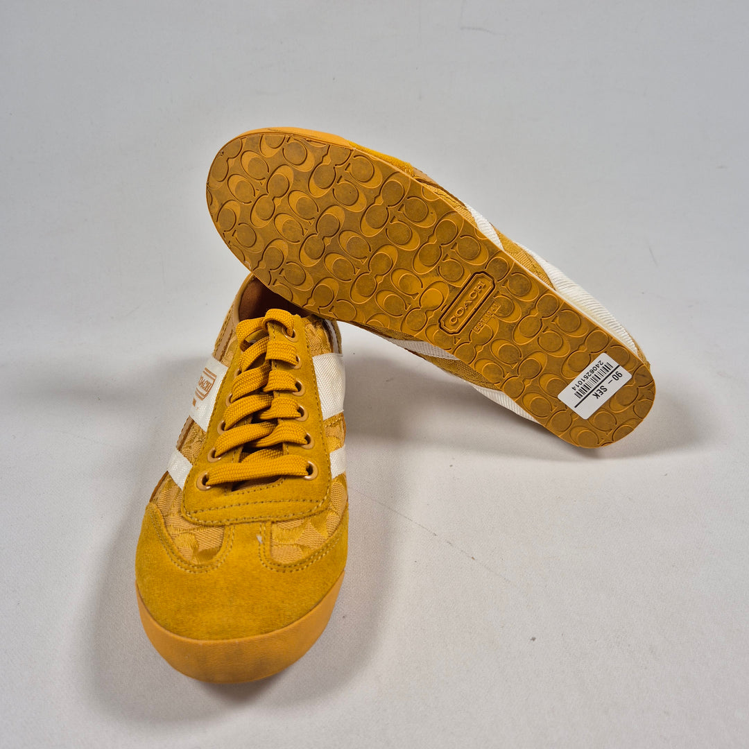 Senapsgula retrosneakers i mocka från Coach