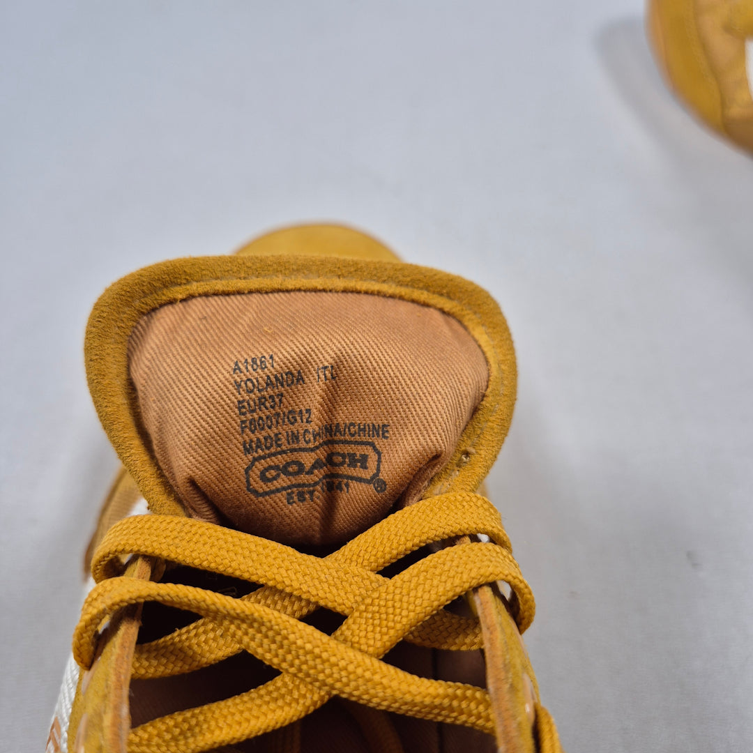 Senapsgula retrosneakers i mocka från Coach