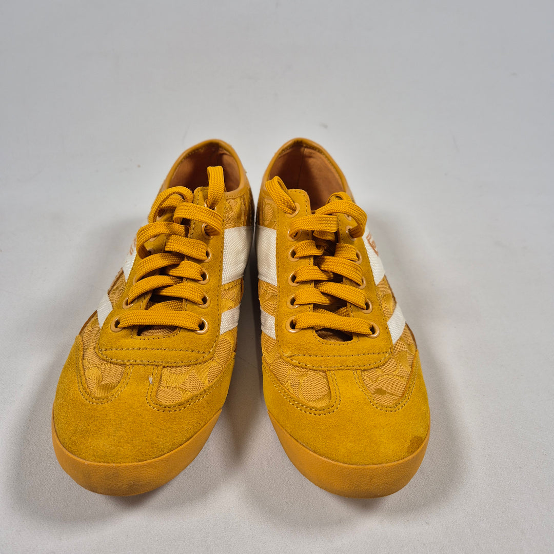 Senapsgula retrosneakers i mocka från Coach