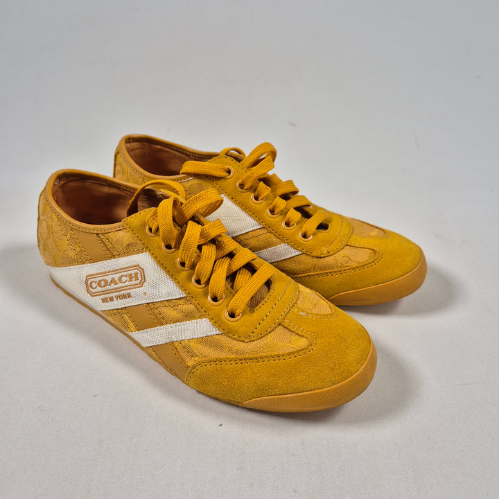Senapsgula retrosneakers i mocka från Coach