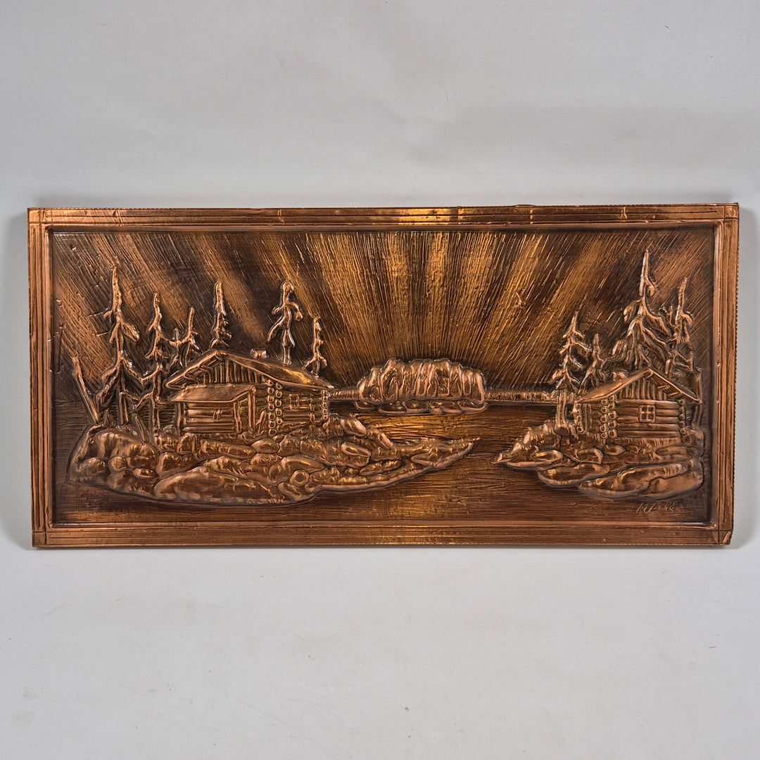 Rustik svensk trärelief med naturmotiv