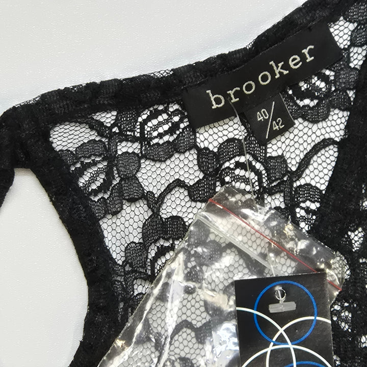 Elegant Brooker klänning med spetsdetaljer, storlek 40/42