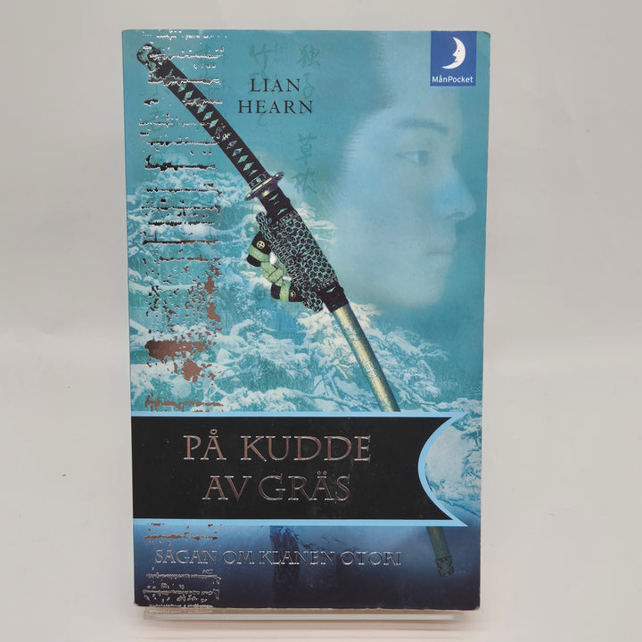 På kudde av gräs bok av Lian Hearn