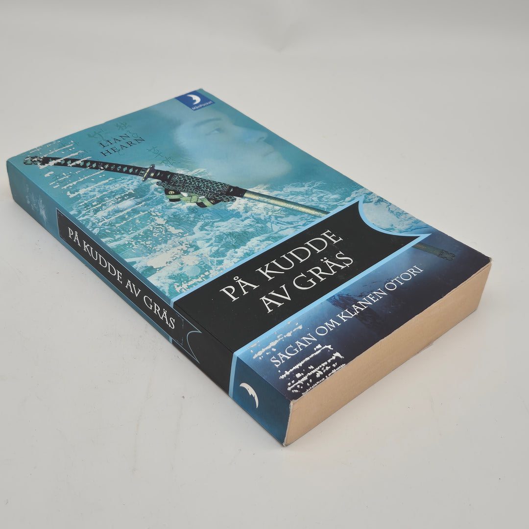 På kudde av gräs bok av Lian Hearn