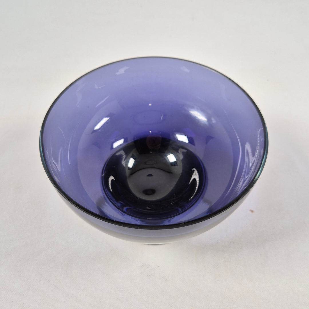 Elegant modern glasvas i djup lila färg
