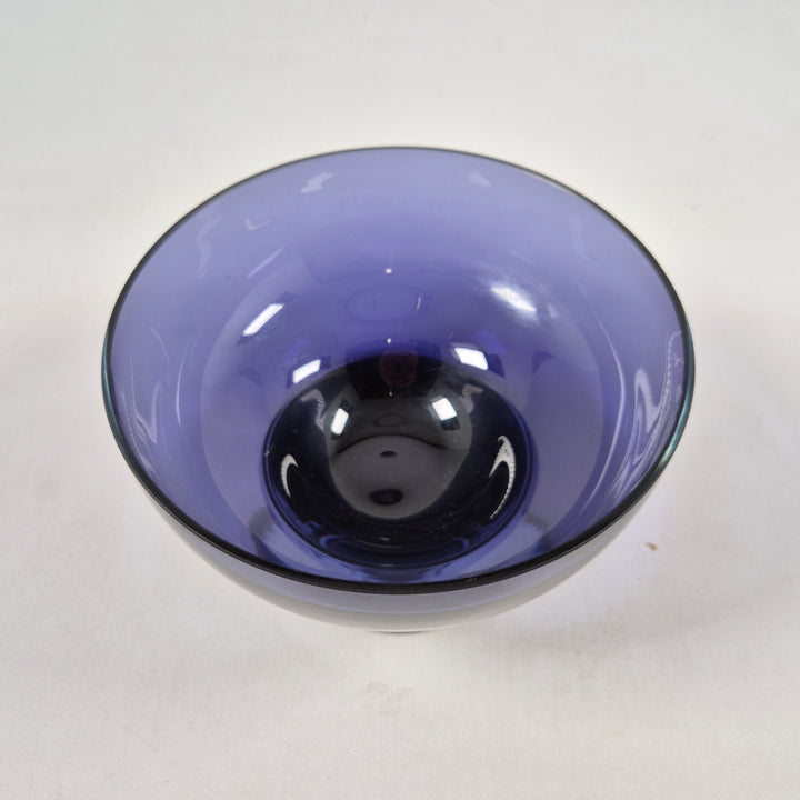 Elegant modern glasvas i djup lila färg