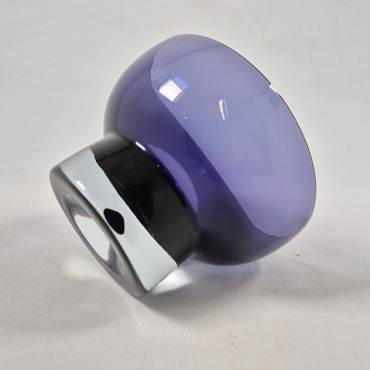 Elegant modern glasvas i djup lila färg
