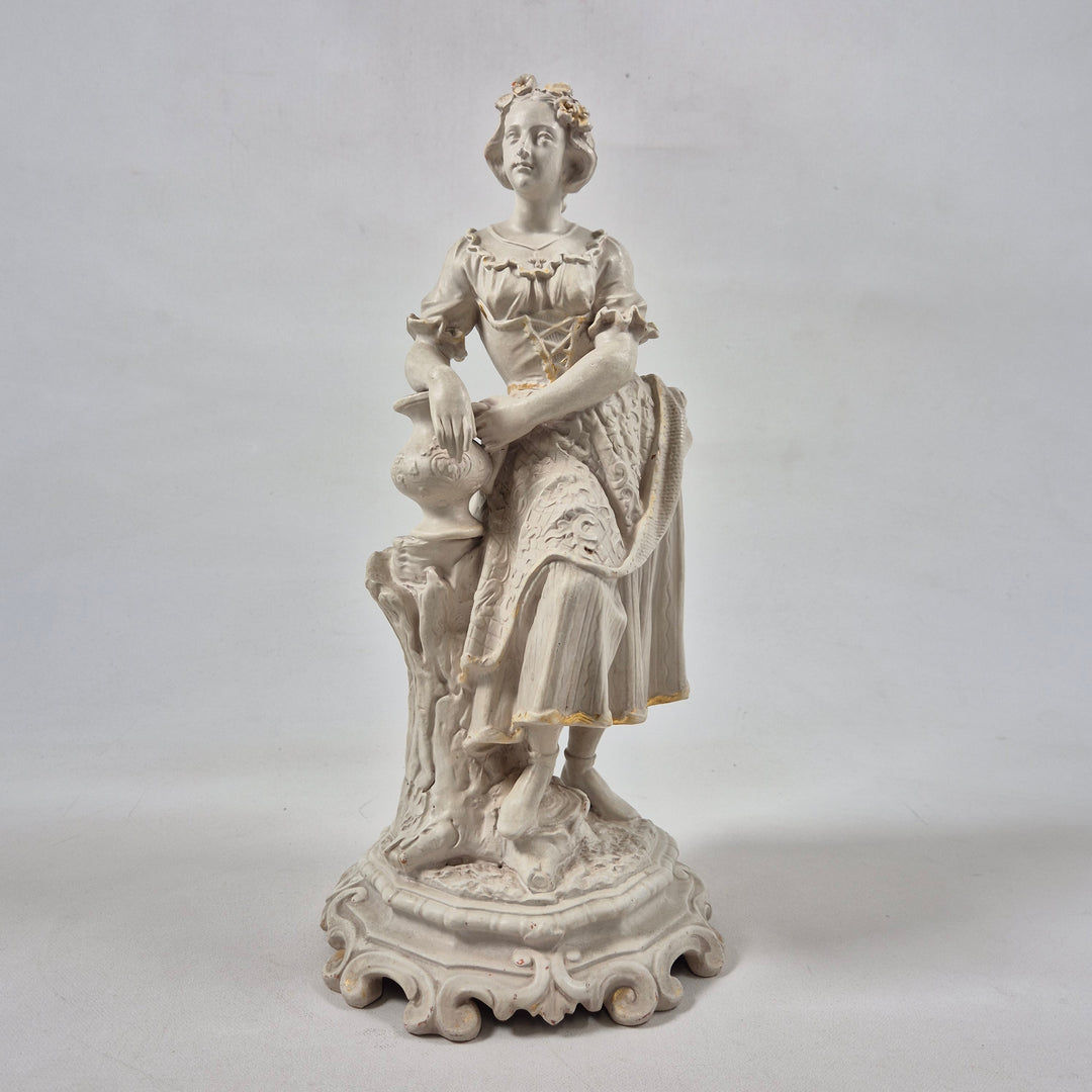 Elegant retro porcelänsfigur kvinna i traditionell dräkt