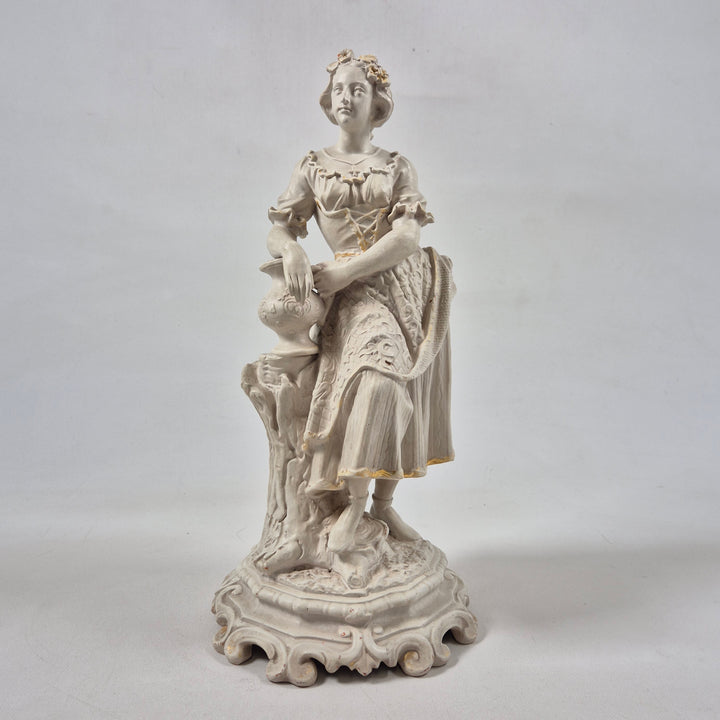 Elegant retro porcelänsfigur kvinna i traditionell dräkt