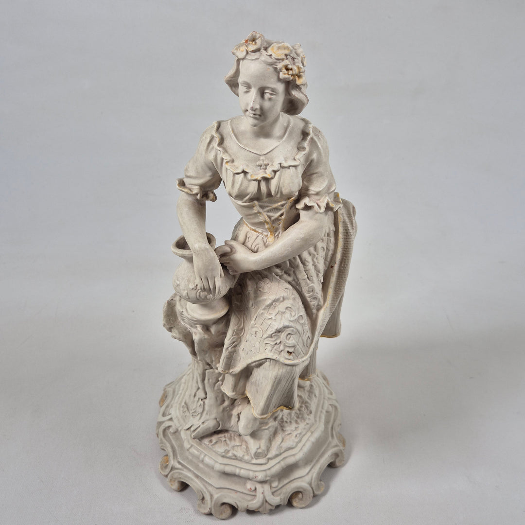 Elegant retro porcelänsfigur kvinna i traditionell dräkt